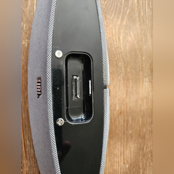 JBL On Stage 200iD High Performance Speaker Dock w/ Aux - Picture 2 of 5